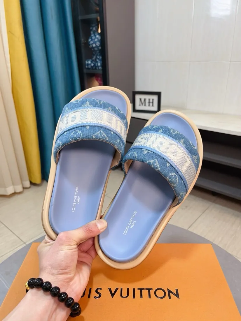 Ex-factory price 360🌹🌹 (lv-Louis Vuitton) New men's slippers, high-end boutique, exquisite embossed logo decoration on the upper, fine workmanship, super soft soles, casual, loose and comfortable, a must-have in summer! \nsize：38-44